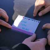 I due hanno strappato dei fogli dai quaderni scolastici ora inutilizzati, ricavandone alcuni biglietti su cui hanno scritto, assieme a cuoricini e brillantini, la semplice ma incisiva frase �Andr� tutto bene�